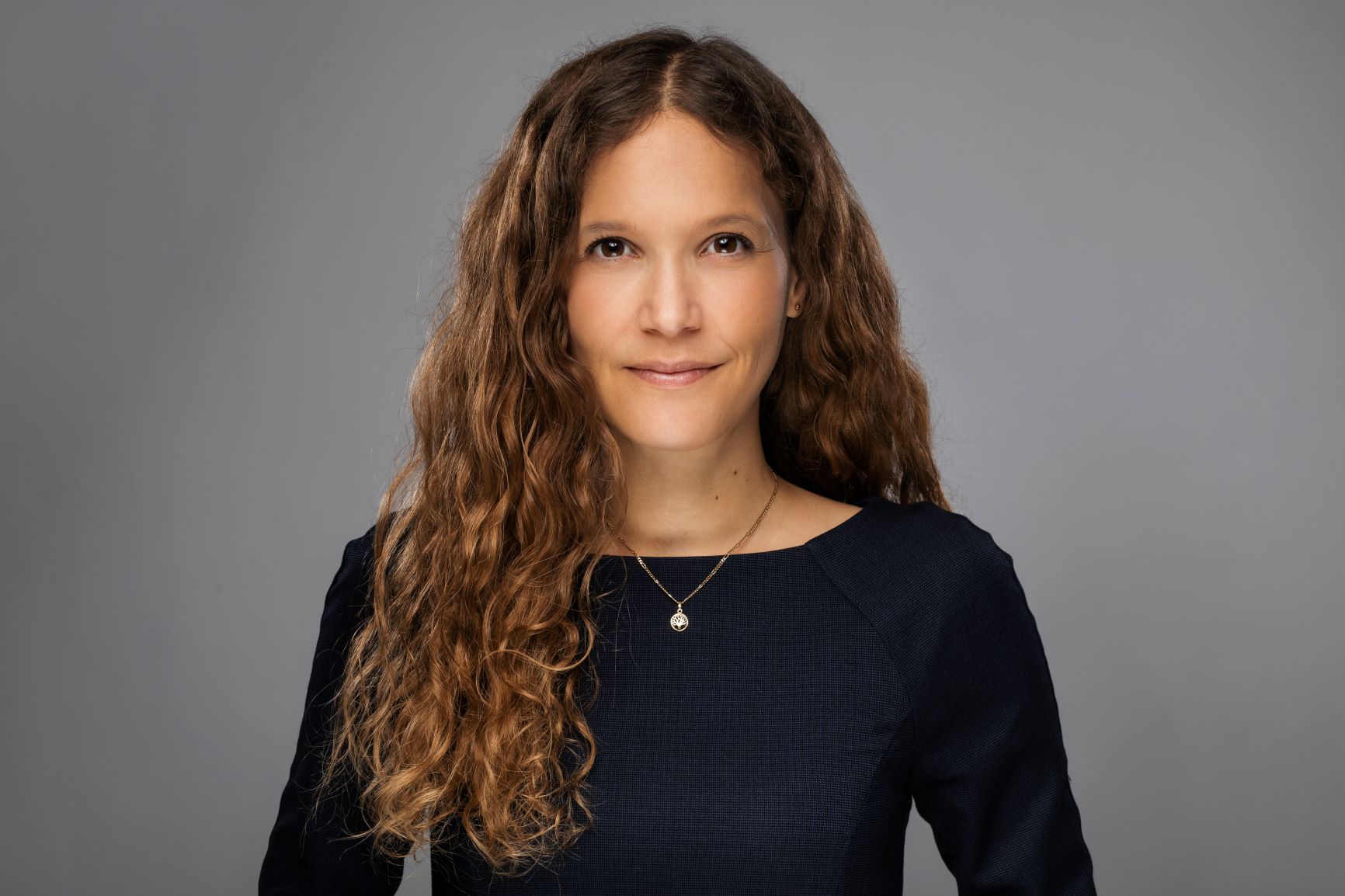 Auf dem Foto ist Prof. Dr. Maren Jakob in einer Profilaufnahme von vorne zu sehen. Die junge Frau hat lange lockige Haare und trägt ein schwarzes Oberteil. 