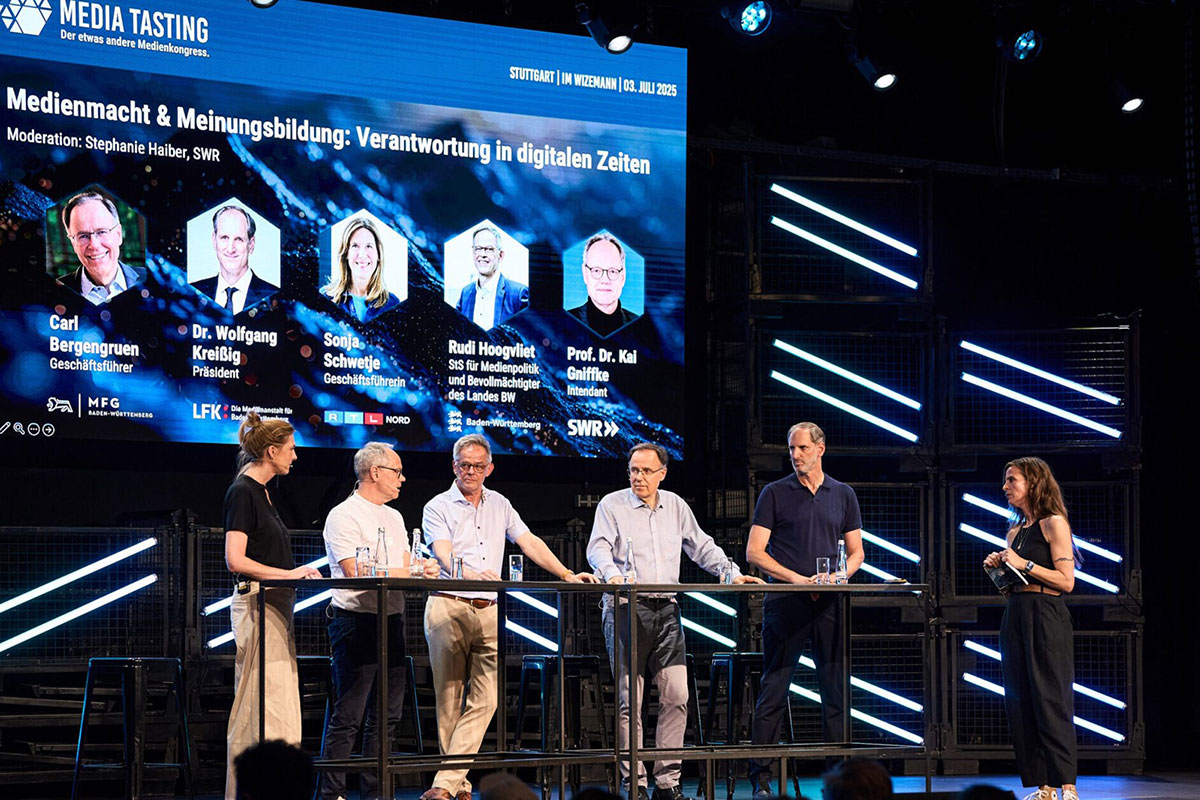 Onstage: Die Podiumsdiskussion zum Thema "Macht der Medien" 