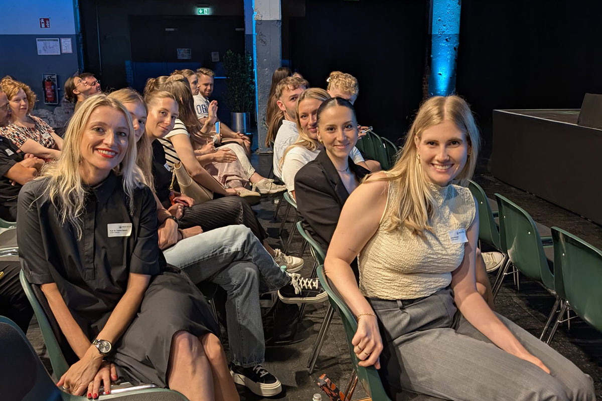 Gleich geht es los: ein kurzes Foto in die Studierendengruppe im großen Saal. 