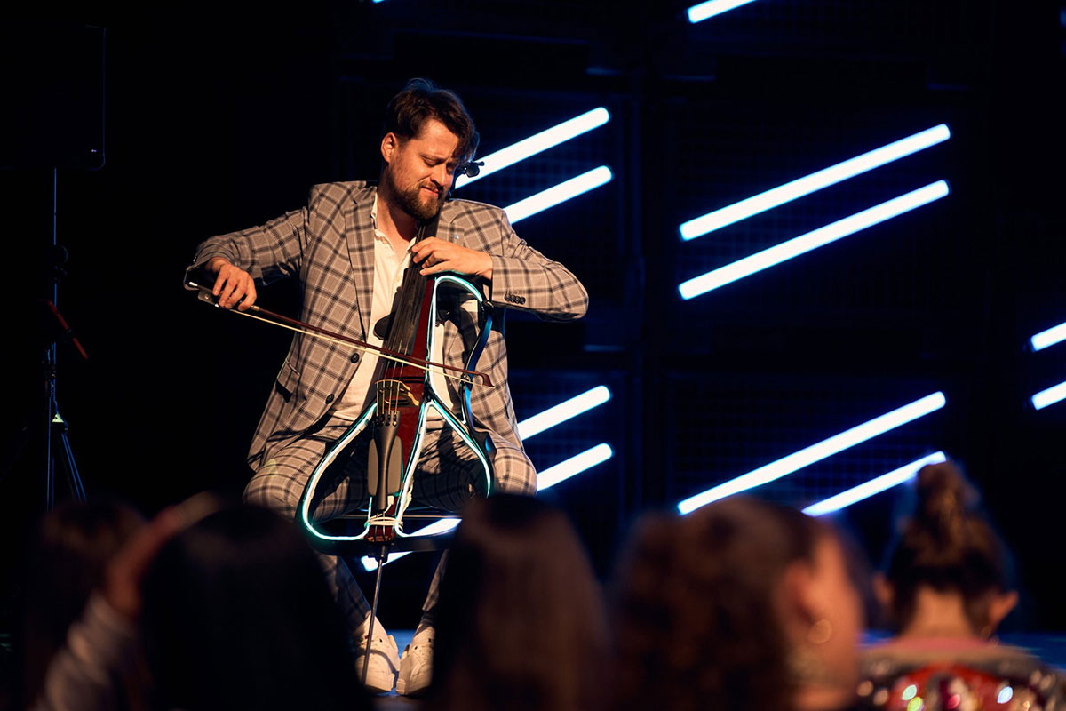 HAUSER, einen kroatischer Cellist, mit vollem Namen Stjepan Hauser, mit seinem beleuchteten E-Cello. Er ist für seine spektakulären Bühnenshows bekannt. 