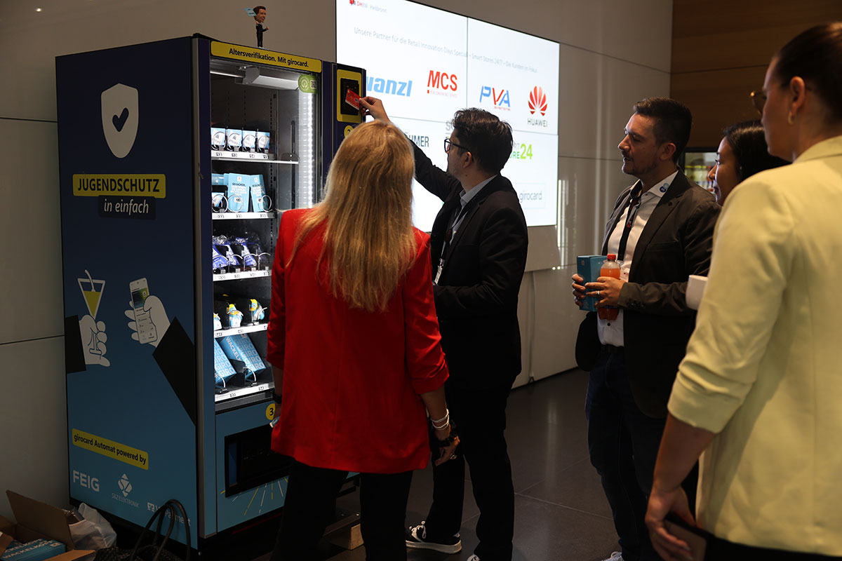 Verschiedene Aussteller präsentierten ihre Lösungen für Smartstores und die Digitalisierung des Handels. Hier der Automat des Girocard Anbieters mit Alterserkennung. 