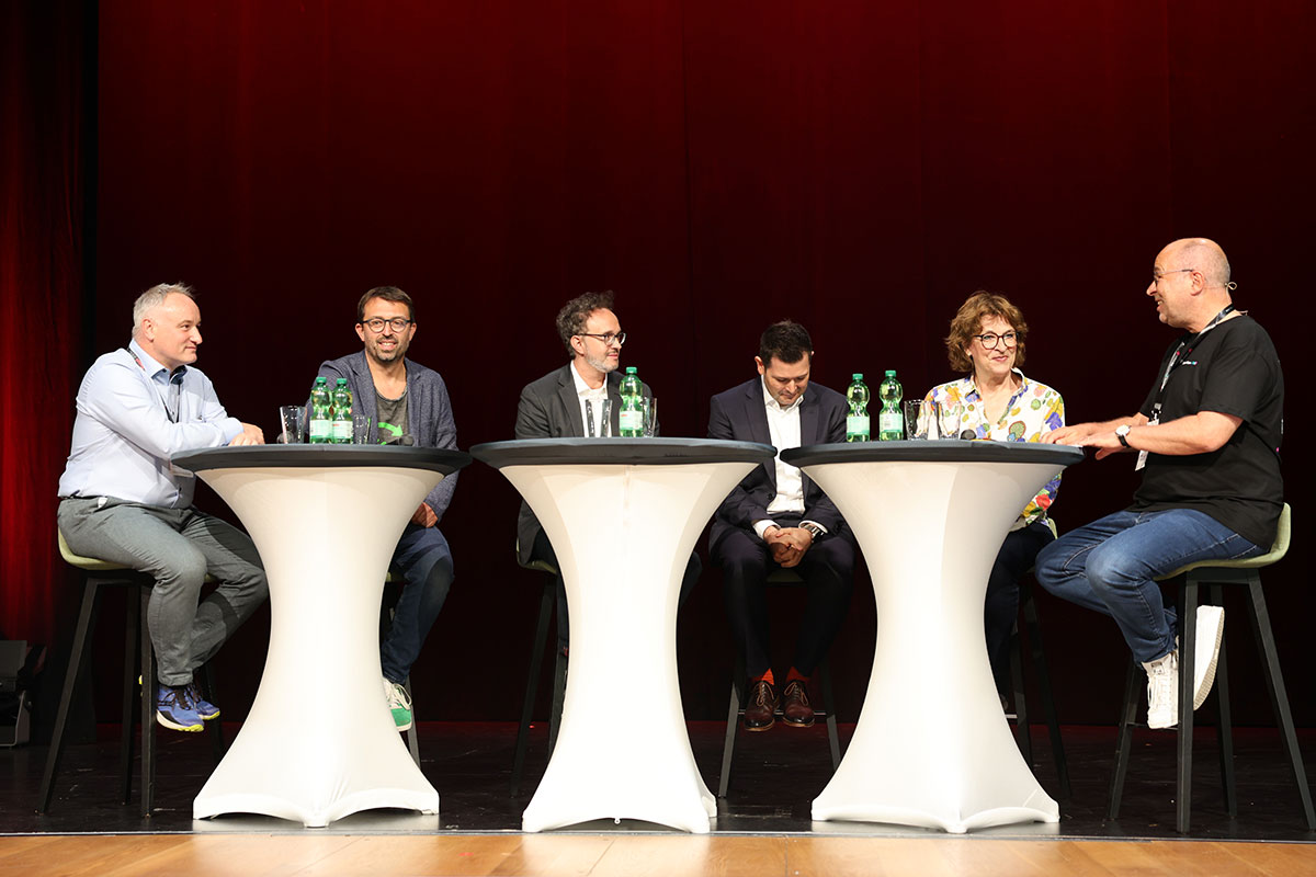 Die Podiumsdiskussion zur Sonntagsöffnung: Die Fünfer-Runde wurde moderiert von Prof. Dr. Stephan Rüschen, mit dabei waren Vertreter*innen der Sonntagsallianz, der Smart-Store-Betreiber und der Politik. 