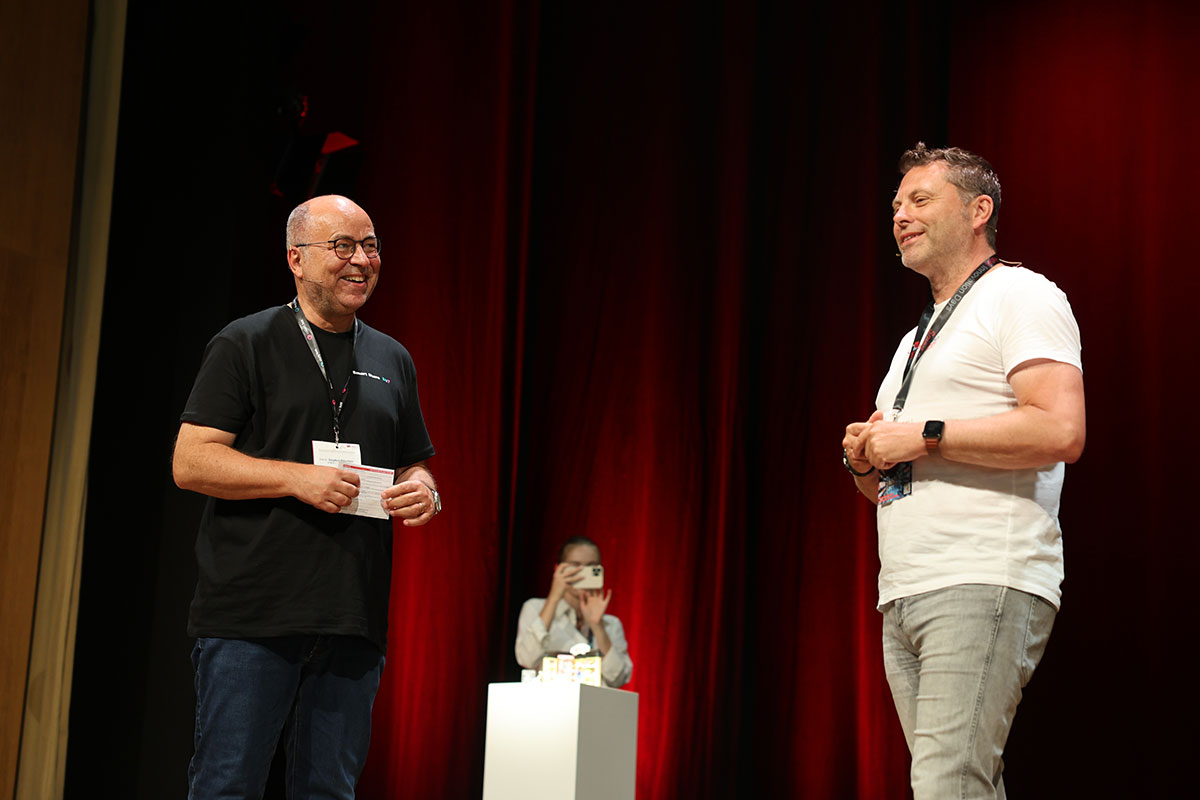 Prof. Dr. Stephan Rüschen im Gespräch mit Norbert Hegemann, dem CEO von Tante Enso. (Im Hintergrund die Social-Media-Redaktion für die RID) 