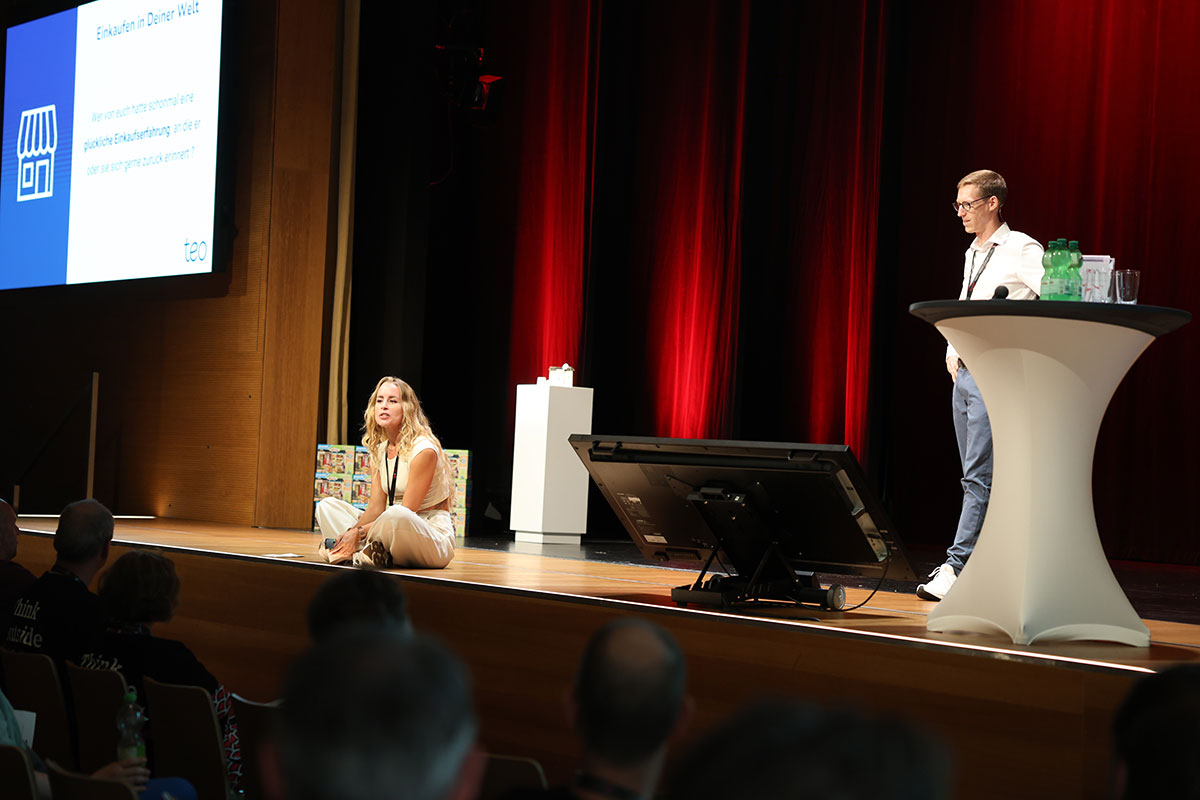 Locker und inspirierend: Lisa Bädecker und Nils Scharff von Smart Retail Solutions über den teo-Relaunch. Das war einer von 20 Vorträgen und Diskussionen zu den neuen Entwicklungen im Bereich Smart Stores 24/7 