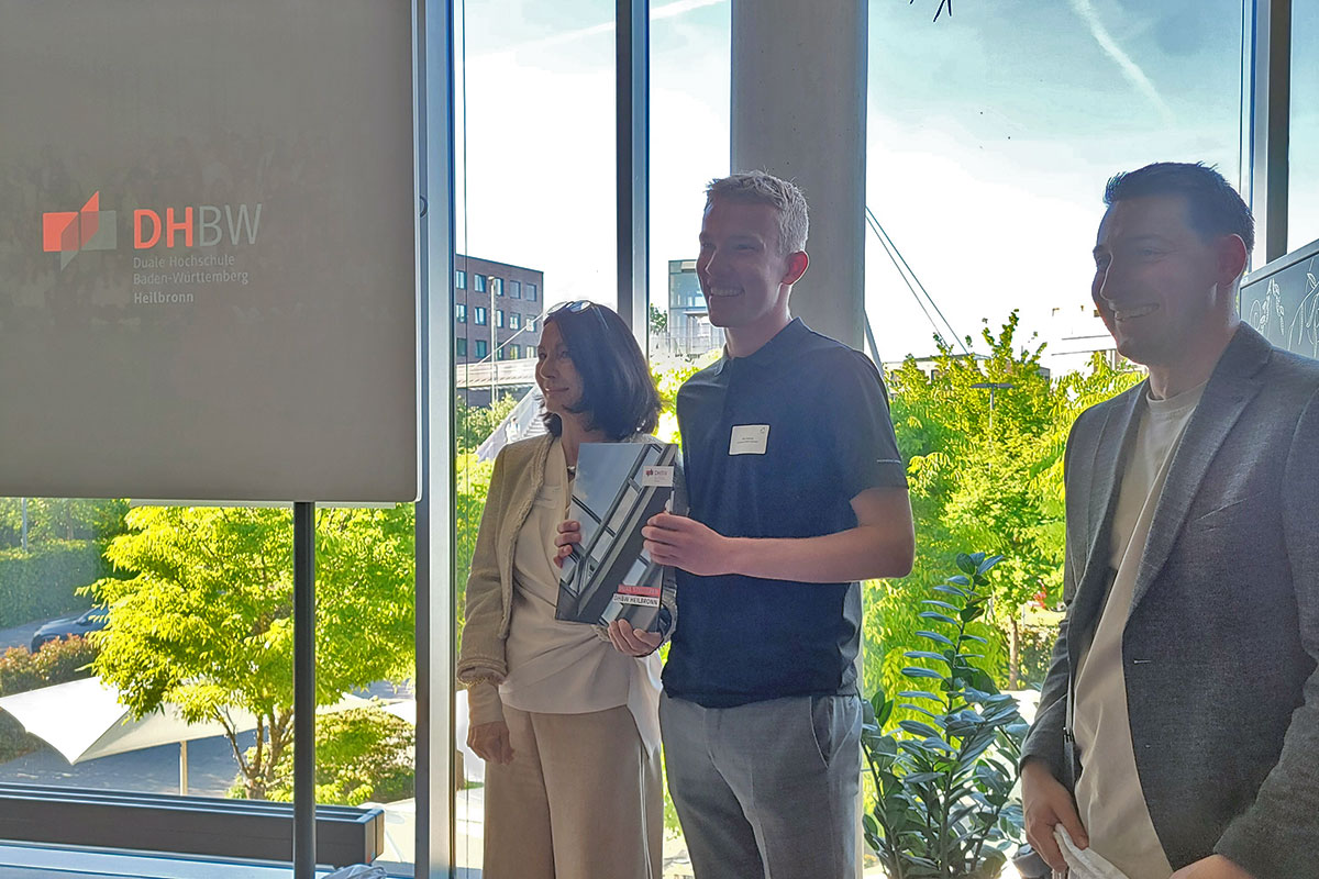 Sichtlich stolz: BWL-Handel-Fashion Management Student Ben Nöding gemeinsam mit Prof. Dr Nicole Graf und Jan Willner. 