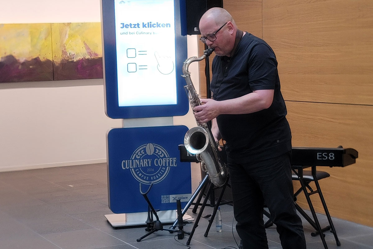 Musikalische Begleitung vom Saxophonisten Jörg Linke. 