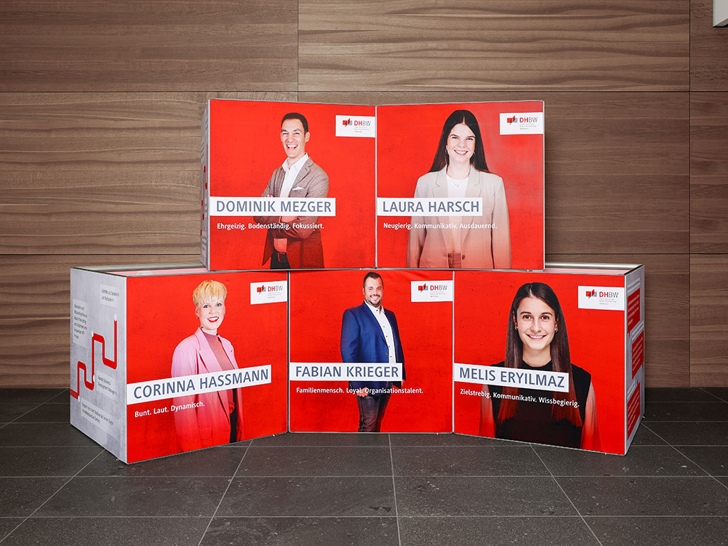 Alumni-Porträts fünf Würfel