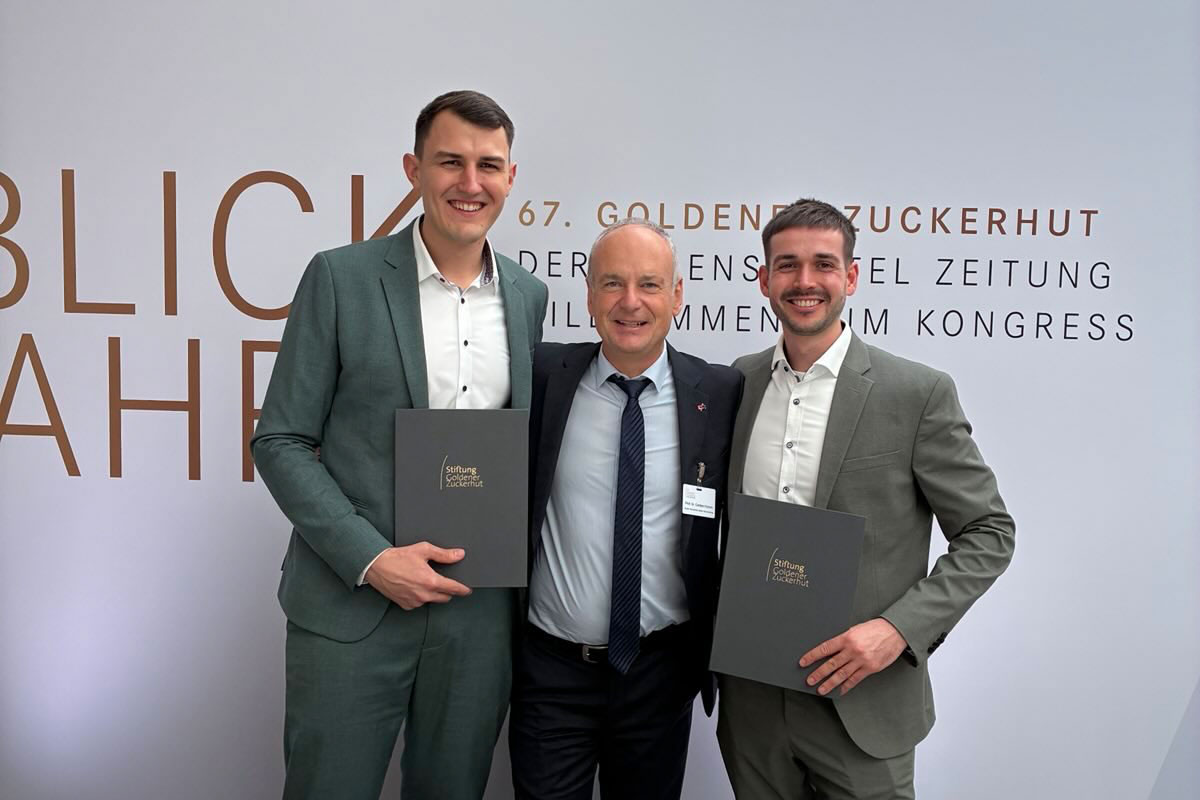 Paul Schledt gemeinsam mit unserem Studiengangsleiter Prof. Dr. Carsten Kortum und dem Preisträger und Absolventen im Studiengang BWL-Handel Jan Lux (Schwarz Mobility). 