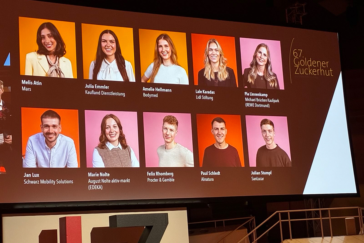 Zehn neue Preisträger*innen stehen auf der Bühne der Preisverleihung für den Goldenen Zuckerhut 2025. 