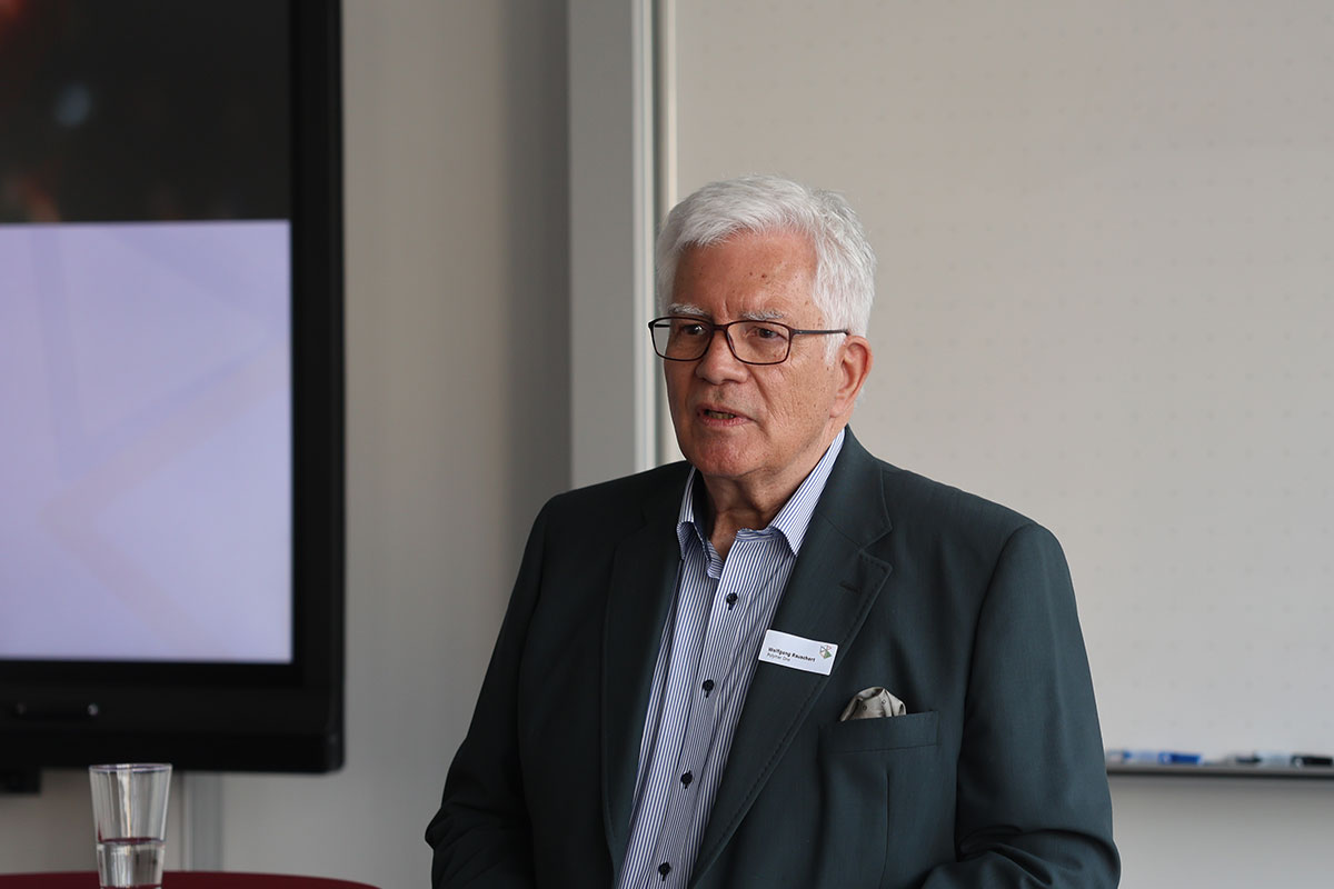 Paul Buchwald brachte einige innovative Beispiele aus seiner über 30jährigen Berufspraxis mit, wie man Kreisläufe intelligenter gestaltet, weniger Energie verschwendet oder Kunststoffreste direkt in den Kreislauf zurückführt. 