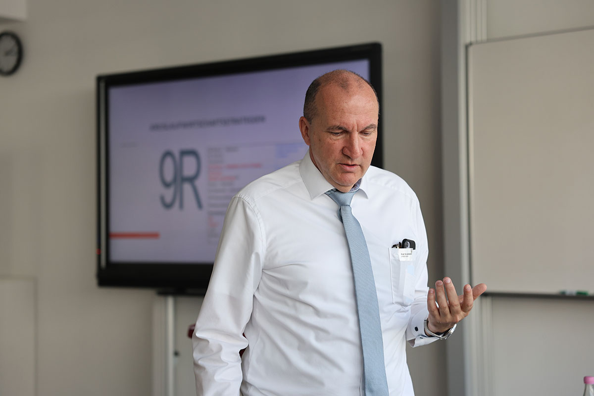 Das Loop zur vollständigen Kreislaufwirtschaft ist noch lange nicht geschlossen, so Studiengangleiter Prof. Dr. Andreas Reichert. Daher ist die Abfall- und Recyclingwirtschaft momentan eine der innovativsten Branchen, durchsetzt mit Unternehmergeist, neuen Ideen und Anwendungen. Viel Raum für die neuen Fach- und Führungskräfte, etwas zu bewegen. 