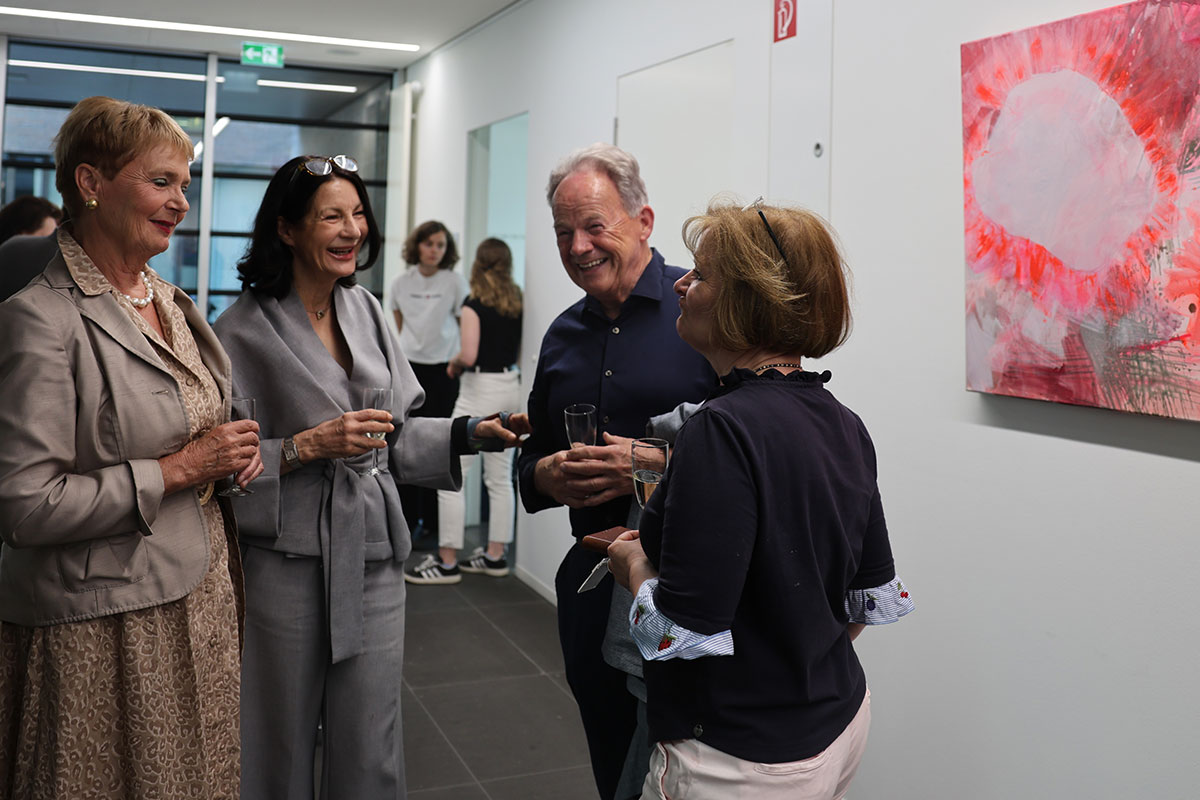 Auch diese Vernissage war gut besucht: Auf vier Etagen erkundeten Freunde, Mitarbeiter*innen und Wegbegleiterinnen der DHBW Heilbronn die Ausstellung. 