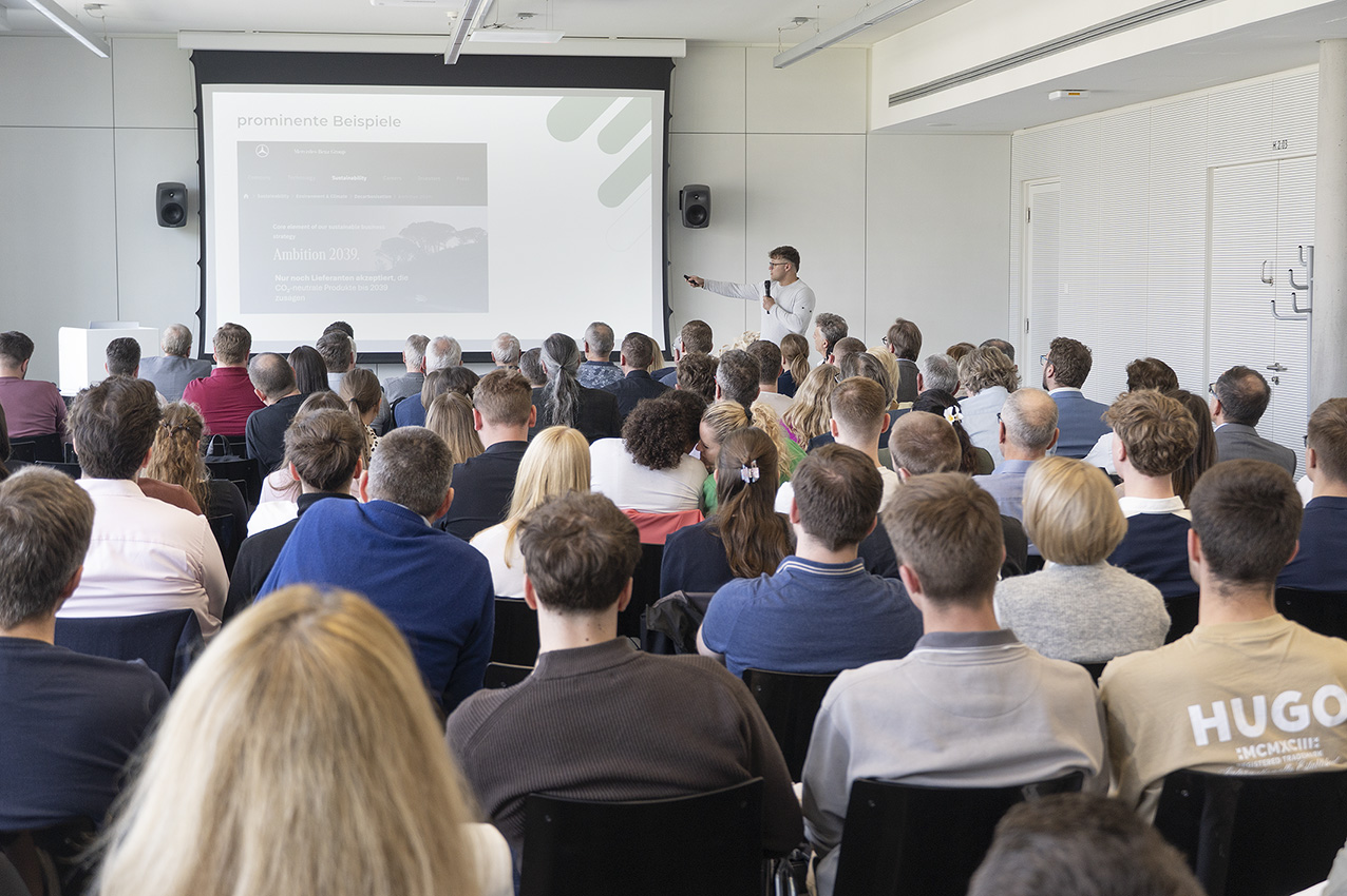 Nikola Basar, Co-Founder der Startup-Firma envima, zeigte auf, welche neuen Entwicklungen im Nachhaltigkeitsreporting dank KI möglich sind. 