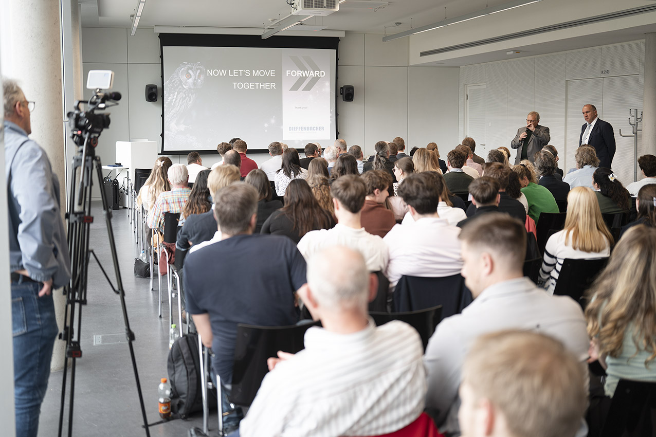 Jürgen Woll, Vice President des Anlagenbauers Dieffenbacher, im Gespräch mit Prof. Dr. Andreas Reichert, Studiengangleiter des Studiengangs BWL-Technical Management. Dieffenbacher ist einer der 