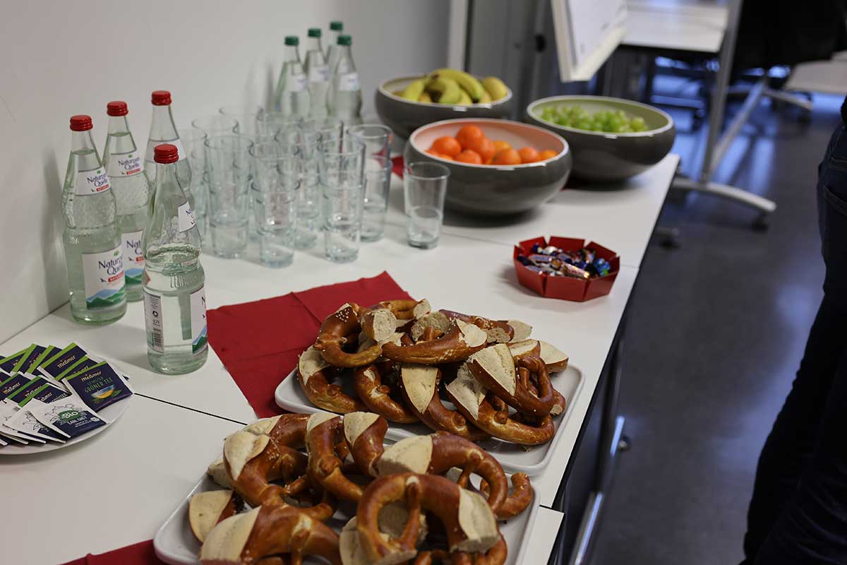 Kein Lernen mit leerem Magen: Hinten im Raum gab es ein Pausenbuffet. 