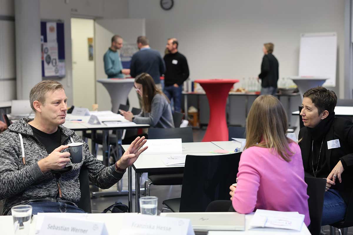 Teilnehmer über verschiedene Unternehmen und Branchen hinweg nutzten die Pausen für den Erfahrungsaustausch. 