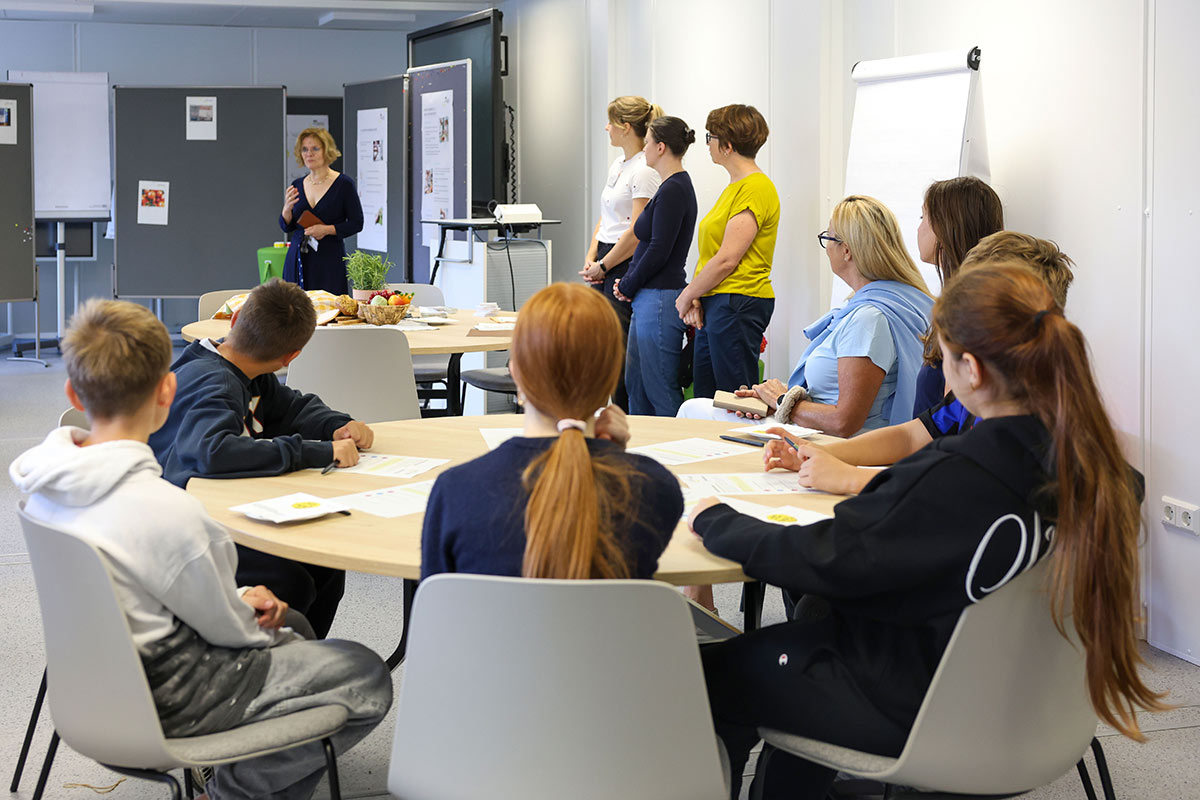 Begrüßung Kochevent Lebensmittelretterwoche 2026 Prof. Dr. Beate Scheubrein begrüßt die Schüler*innen der Steinbeis Gemeinschaftsschule Ilsfeld im Laborzentrum Sensoricum der DHBW Heilbronn