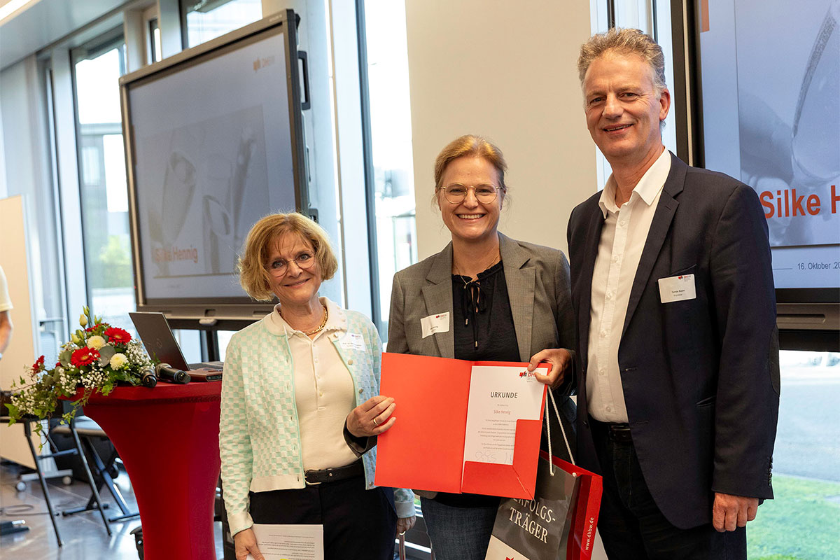 Das Bild zeigt die Dozentin Christine Hoppe-Priem bei der Ehrung zwischen den Professoren Beate Scheubrein und Tomás Bayón. Das Bild zeigt die Dozentin Christine Hoppe-Priem bei der Ehrung zwischen den Professoren Beate Scheubrein und Tomás Bayón.