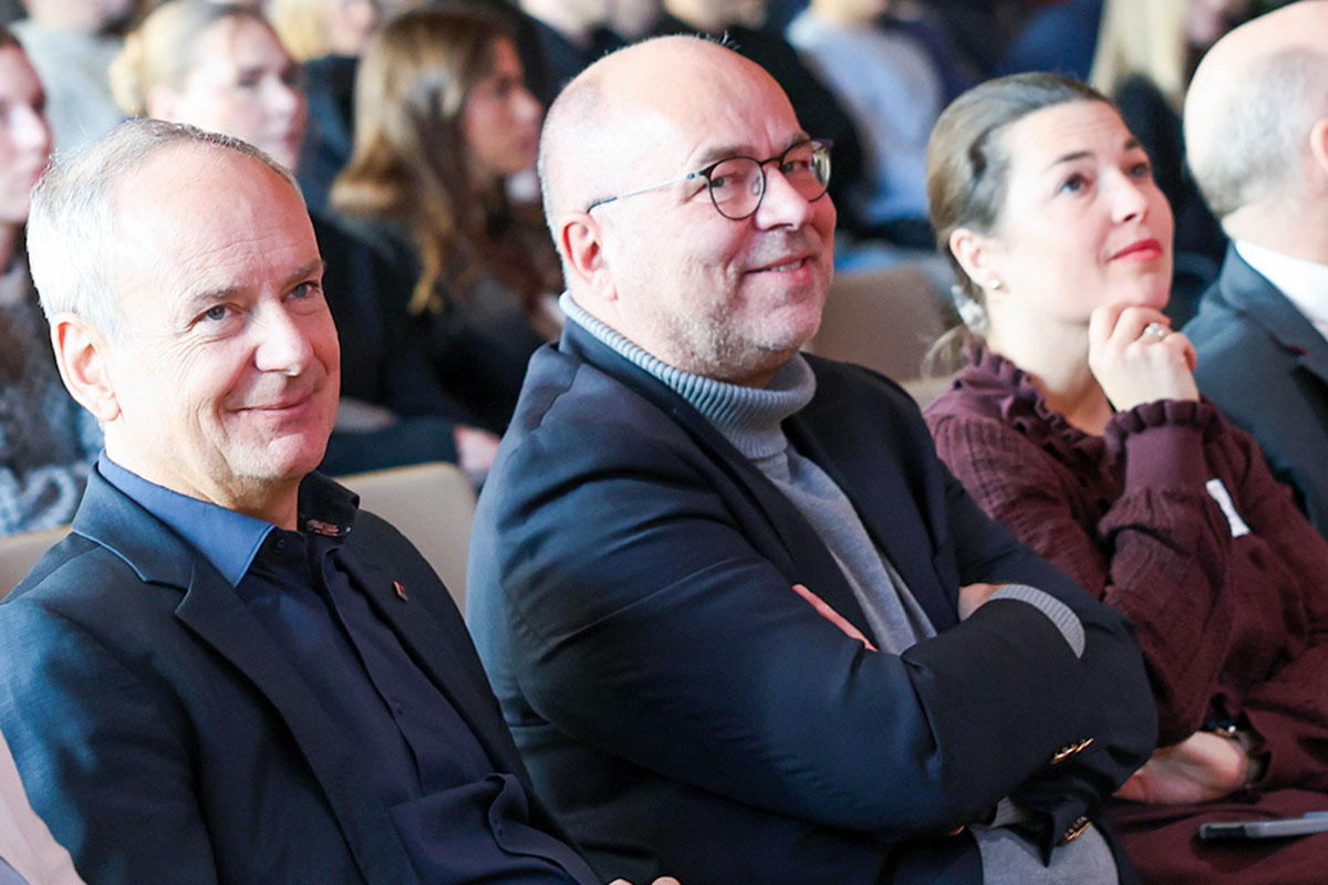 Auch die Studiengangsleiter und -leiterinnen in den Studiengängen BWL-Handel und BWL-Food Management begrüßen ihre Studierenden. Hier sehen wir von links nach rechts Prof. Dr. Carsten Kortum, Prof. Dr. Stephan Rüschen und Prof. Dr. Carolyn Hutter im Publikum sitzen. 