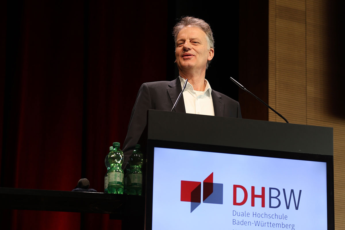 Prorektor Prof. Dr. Tomás Bayón steht am Rednerpult und führt durch das Programm. 