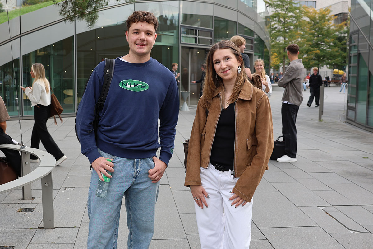 Links steht der neue Student Noah Behringer, 19 Jahre aus Bayern, und Melissa Sarikemer, 18 Jahre aus Leingarten, stehen nebeneinander vor der Mensa. 