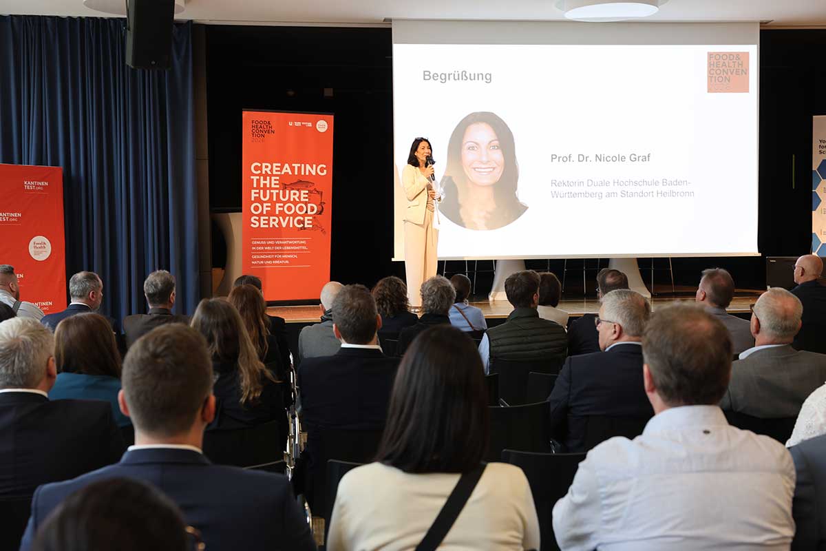 Rektorin Prof. Dr. Nicole Graf begrüßt die Gäste der Food & Health Convention am Bildungscampus. 
