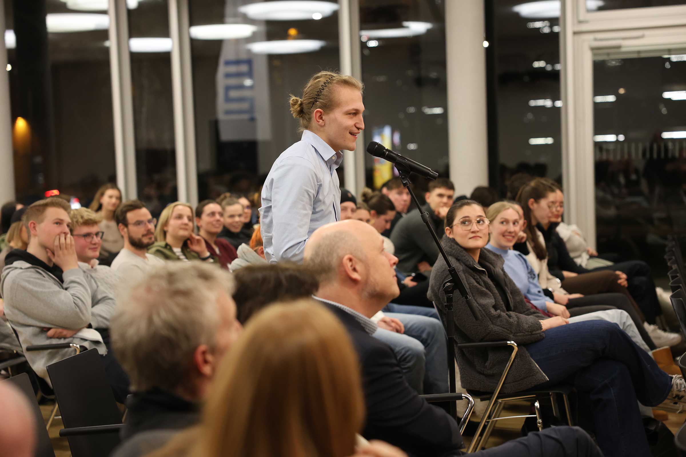 Studierende fragen am Ende des Vortrags zu den neuen Entwicklungen zu ihrem Studienort 