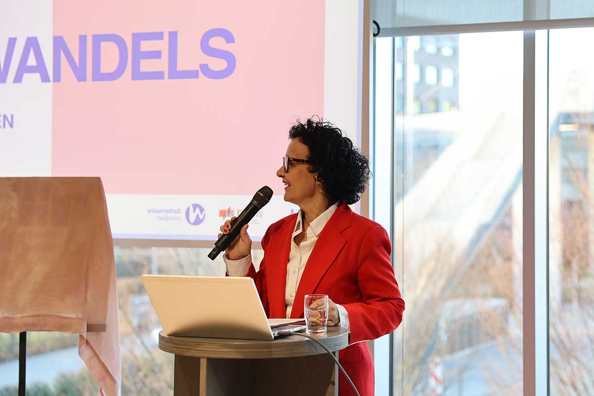 Die Geschäftsführerin der Dieter Schwarz Stiftung Prof. Dr. Bärbel Renner und Schirmherrin der Ausstellung war es wichtig zu betonen, dass Mut nicht bedeutet, nicht hinzufallen, sondern aufzustehen und weiterzumachen. 