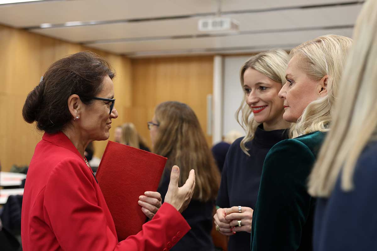Präsidentin Prof. Dr. Martina Klärle im Gespräch mit Prof. Dr. Yvonne Zajontz und Prof. Dr. Kathrin Kölbl