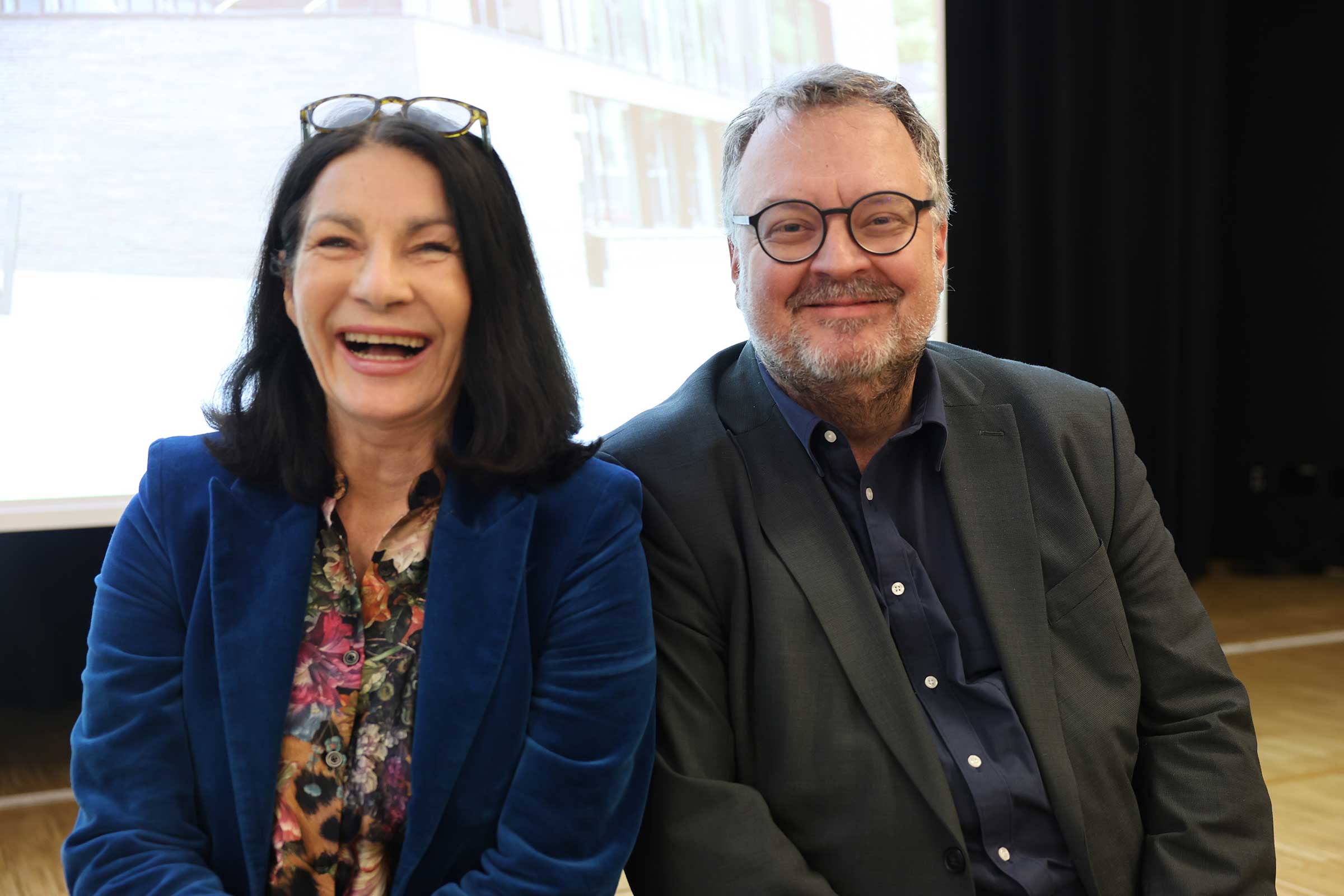 Rektorin Prof. Dr. Nicole Graf und Bürgermeister Andreas Ringle vor dem Studium Generale in lockerer Pose auf dem Bühnenrand sitzend. 