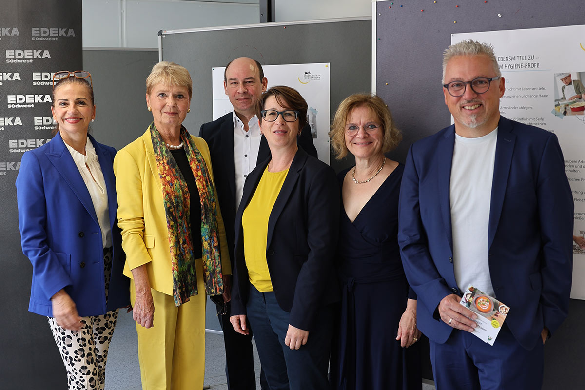Gruppenbild Kooperationspartner Kochevent Lebensmittelretterwoche 2026 von links nach rechts: - Sabine Hagmann, Geschäftsführerin Handelsverband Baden-Württemberg - Friedlinde Gurr-Hirsch, Staatssekretärin a.D. 1. Vorsitzende pro Region - Sascha Jost, Geschäftsführer Handelsverband Baden-Württemberg - Inge Eversberg, Referatsleiterin 65 – Grundsatzangelegenheiten der Ernährung, stellvertretende Abteilungsleiterin, Abteilung 6 Markt und Ernährung - Prof. Dr. Beate Scheubrein, Studiengangsdekanin BWL-Handel DHBW Heilbronn - Steffen Ueltzhöfer, Geschäftsführer von Edeka Ueltzhöfer