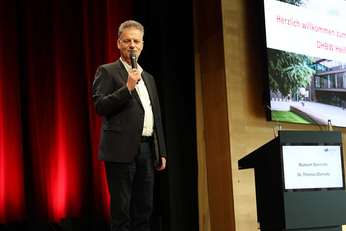 Prorektor Prof. Dr. Tomás Bayón stellte den Ehrengast des Abends vor. 
