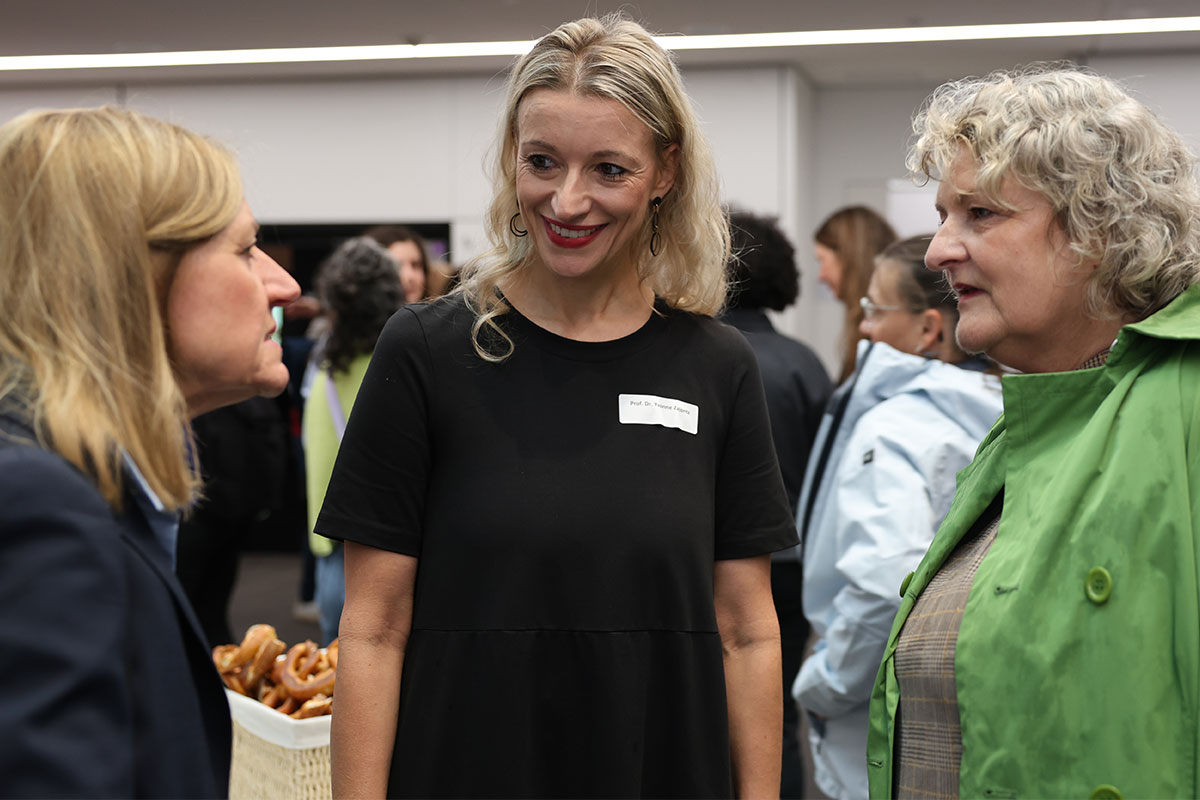 Landtagsabgeordnete von Bündnis 90/Die Grünen und Vizepräsidentin Prof. Dr. Doris Nitsche-Ruhland im Austausch. Landtagsabgeordnete von Bündnis 90/Die Grünen und Vizepräsidentin Prof. Dr. Doris Nitsche-Ruhland im Austausch.