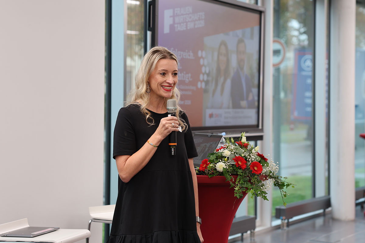 Gleichstellungsbeauftragte Prof. Dr. Yvonne Zajontz begrüßt die Teilnehmerinnen des Seminartags. Gleichstellungsbeauftragte Prof. Dr. Yvonne Zajontz begrüßt die Teilnehmerinnen des Seminartags.