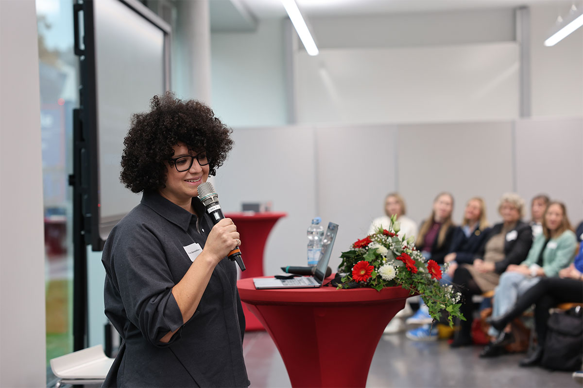Dr. Paula González Avalos ermunterte Frauen in ihrer Keynote, sich intensiver mit dem Thema KI auseinanderzusetzen. Dr. Paula González Avalos ermunterte Frauen in ihrer Keynote, sich intensiver mit dem Thema KI auseinanderzusetzen.