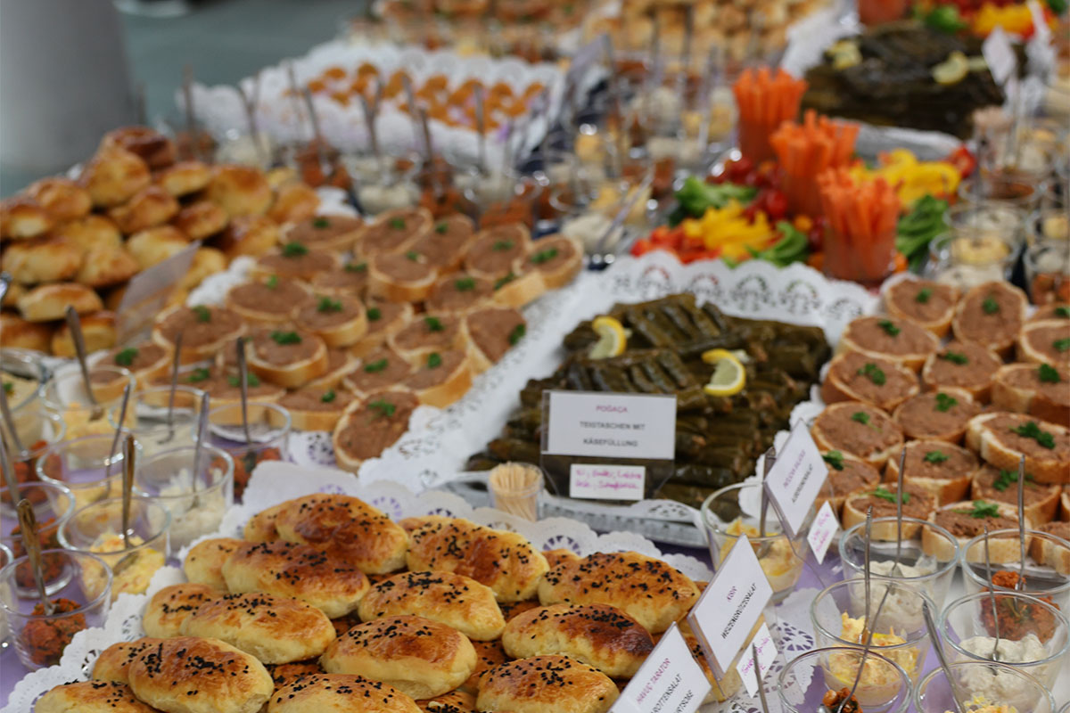 Wie jedes Jahr verwöhnt der Türkische Frauenverein e.V. mit einem wundervollen Mittagsbuffet. Wie jedes Jahr verwöhnt der Türkische Frauenverein e.V. mit einem wundervollen Mittagsbuffet.