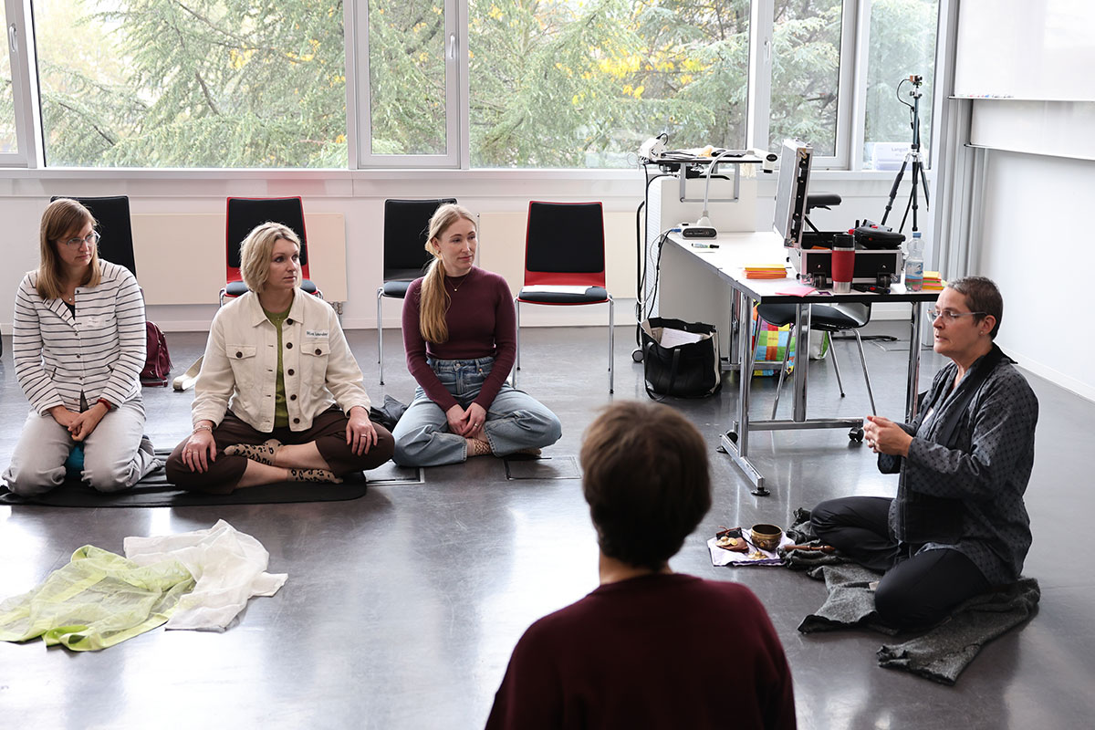 Achtsamkeit in den Alltag integrieren - das war das Thema im Workshop von Isabelle Terrier. Achtsamkeit in den Alltag integrieren - das war das Thema im Workshop von Isabelle Terrier.