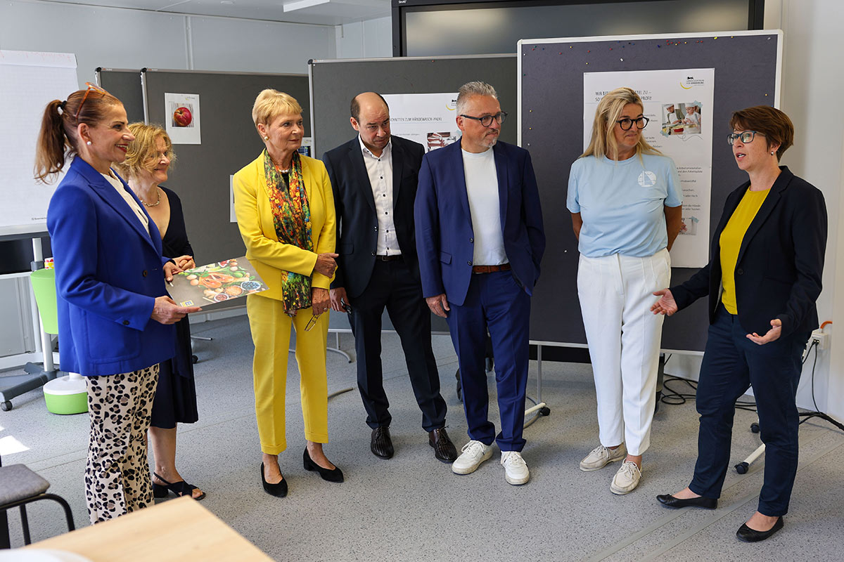 Kooperationspartner Kochevent Lebensmittelretterwoche 2026 Kooperationspartner vom Kochevent im Rahmen der Lebensmittelretterwoche 2026 von links nach rechts: Sabine Hagmann, Geschäftsführerin Handelsverband Baden-Württemberg - Prof. Dr. Beate Scheubrein, Studiengangsdekanin BWL-Handel DHBW Heilbronn - Friedlinde Gurr-Hirsch, Staatssekretärin a.D. 1. Vorsitzende pro Region - Sascha Jost, Geschäftsführer Handelsverband Baden-Württemberg - Steffen Ueltzhöfer, Geschäftsführer von Edeka Ueltzhöfer - Tanja Bewersdorff, Rektorin der Steinbeis Gemeinschaftsschule Ilsfeld - Inge Eversberg, Referatsleiterin 65 – Grundsatzangelegenheiten der Ernährung, stellvertretende Abteilungsleiterin, Abteilung 6 Markt und Ernährung