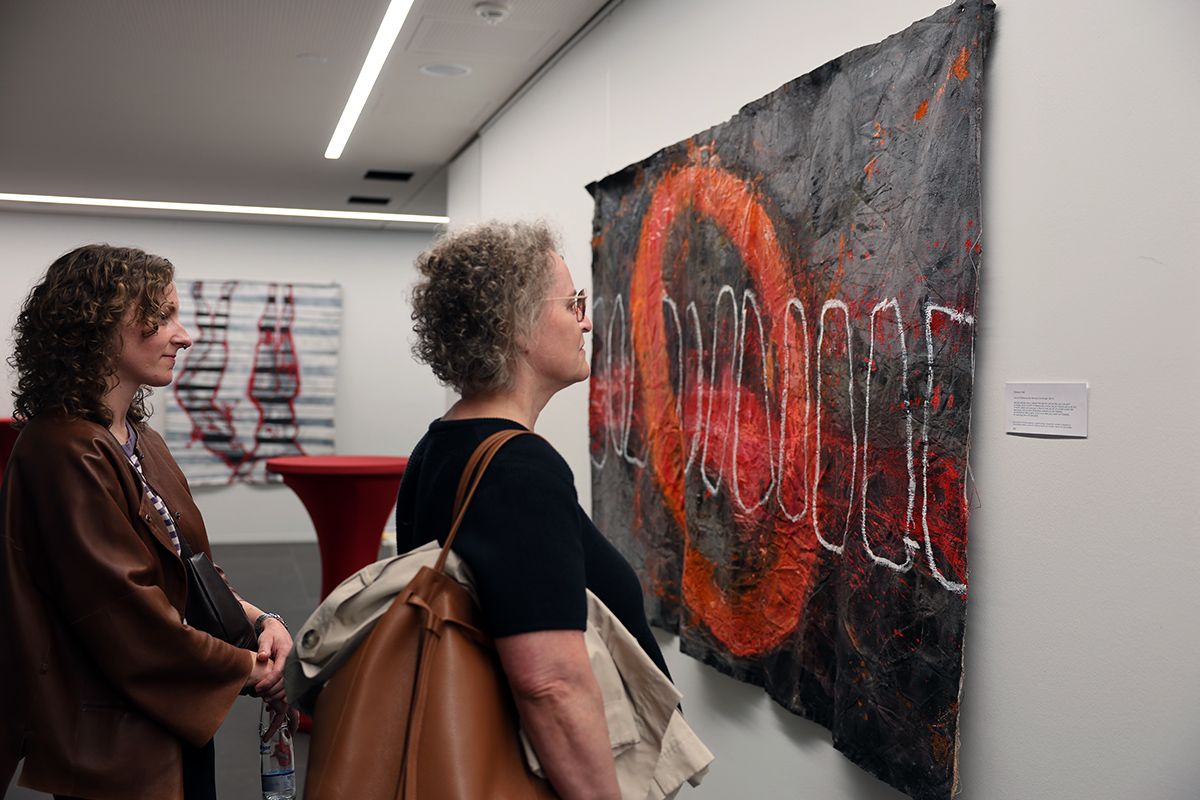 Besucher vor den großformatigen Leinwände: Stufen zur Hölle. Das Bild kann vertikal und horizontal gehängt werden. Besucher vor den großformatigen Leinwände: Stufen zur Hölle. Das Bild kann vertikal und horizontal gehängt werden.