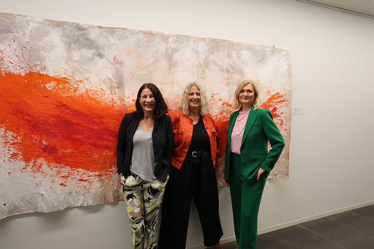 Künstlerin Marthe (Mitte) mit Rektorin Prof. Dr. Nicole Graf und Laudatorin Barbara Wilmers-Hillenbrand Künstlerin Marthe (Mitte) mit Rektorin Prof. Dr. Nicole Graf und Laudatorin Barbara Wilmers-Hillenbrand