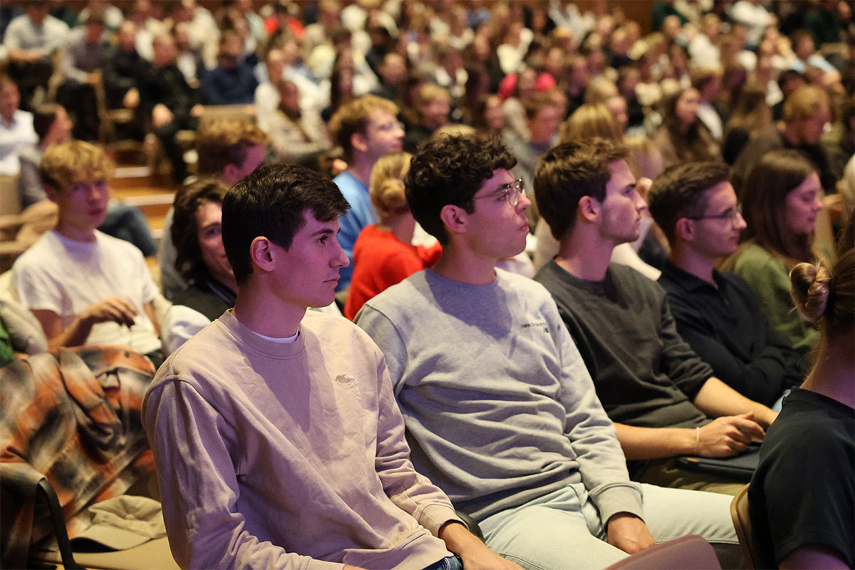 Über 400 Studierende, Mitarbeiter*innen und Professor*innen waren beim Students' Executive Talk zu Gast. 