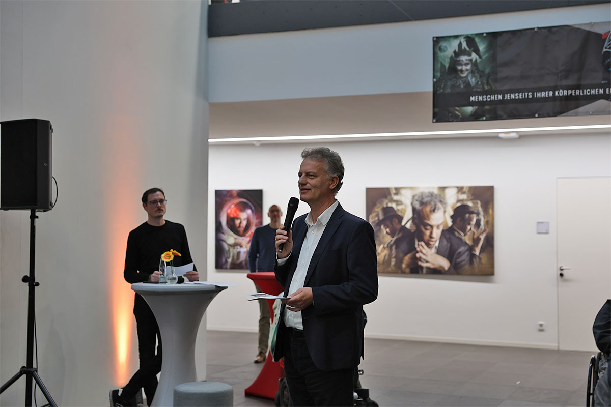Prorektor Prof. Dr. Tomás Bayón eröffnet die neue Ausstellung. Prorektor Prof. Dr. Tomás Bayón eröffnet die neue Ausstellung.