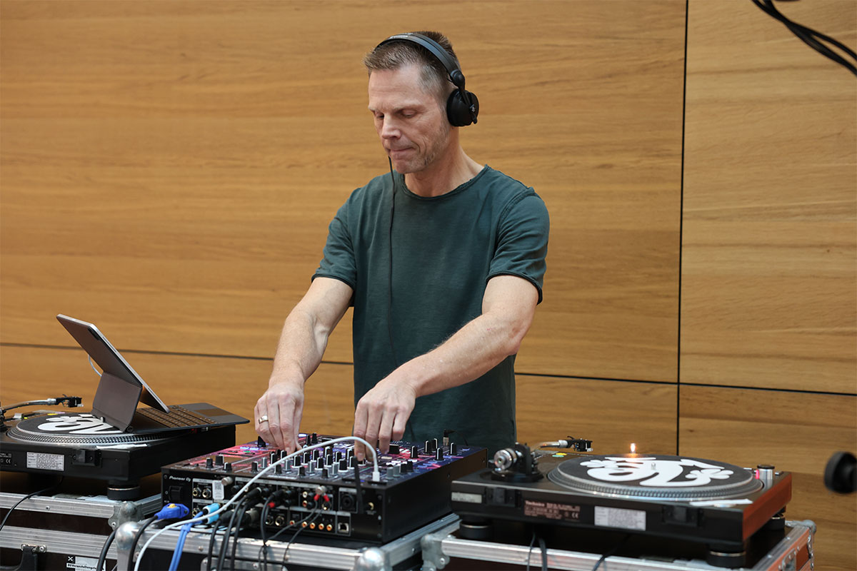 DJ Dallax legt auf: Classic House für den guten Zweck. DJ Dallax legt auf: Classic House für den guten Zweck.