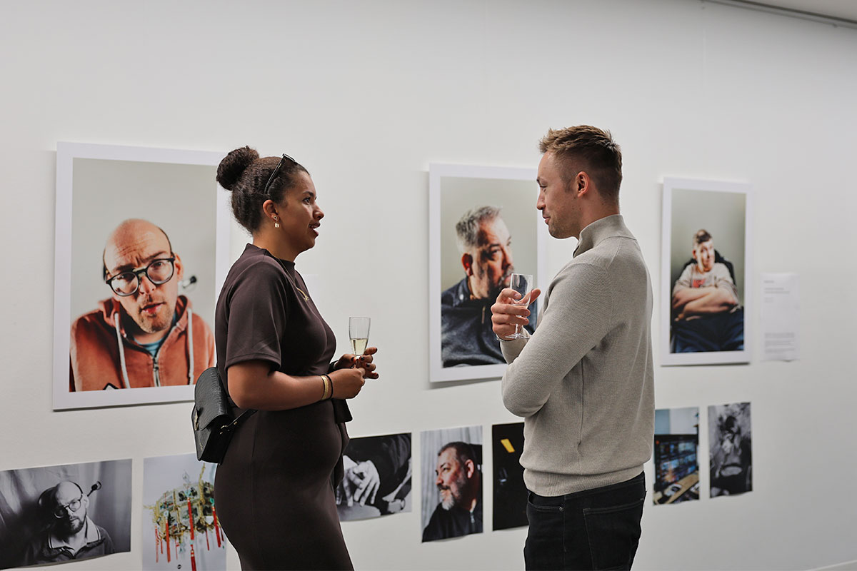 Studierende des Studiengangs Technical Management besuchen die Vernissage. Studierende des Studiengangs Technical Management besuchen die Vernissage.