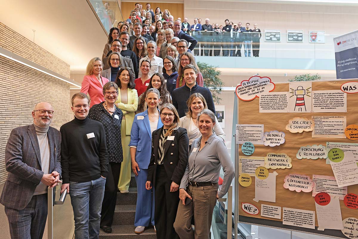 Die Teilnehmer*innen des Zukunftstags stehen auf einer Treppe, neben ihnen steht eine Metaplanwand, welche die Projektgruppen benennt