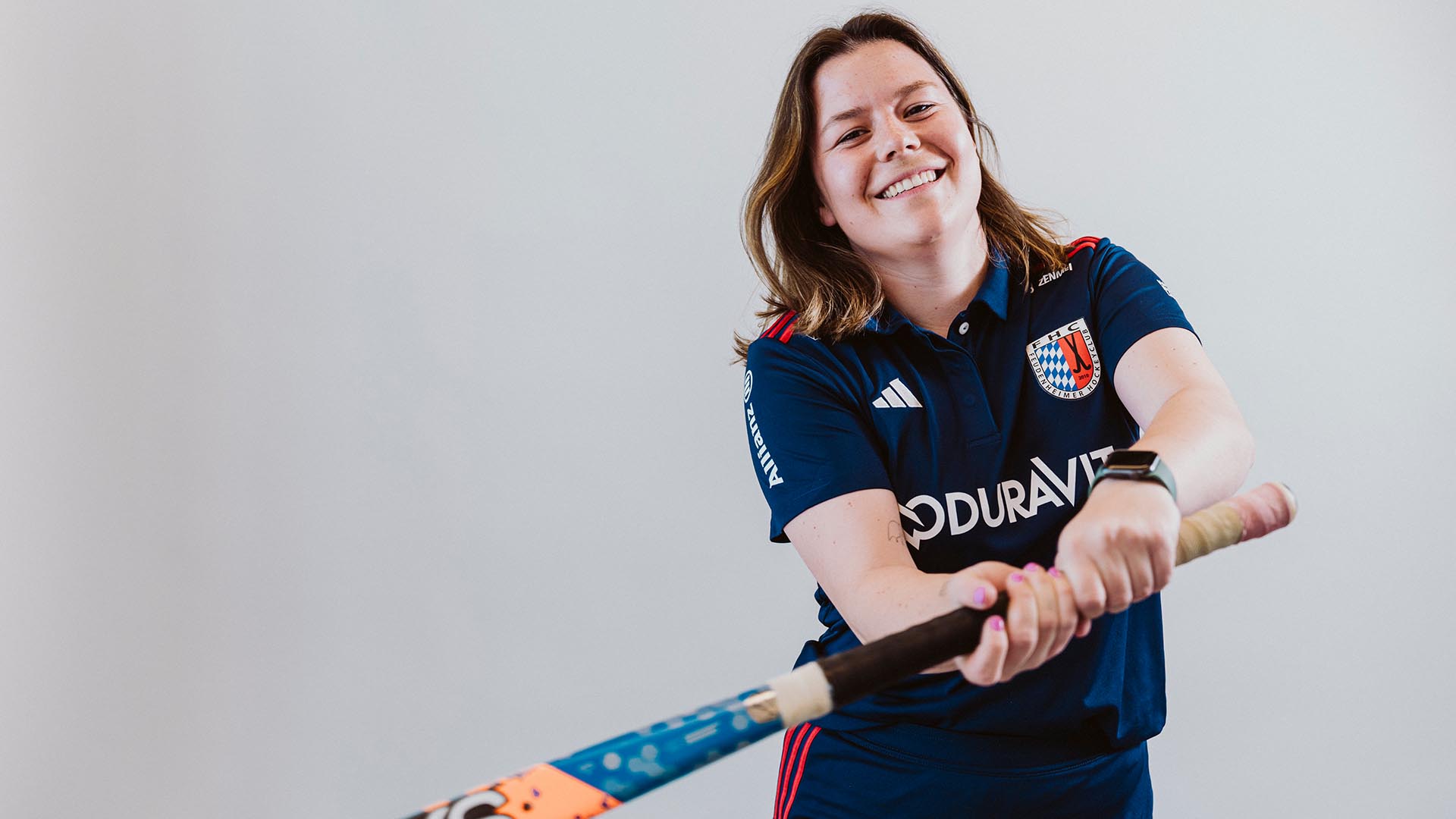 Das Bild zeigt die Hockeyspielerin Luisa Höfling-Conradi schwingt ihren Hockeyschlägers.