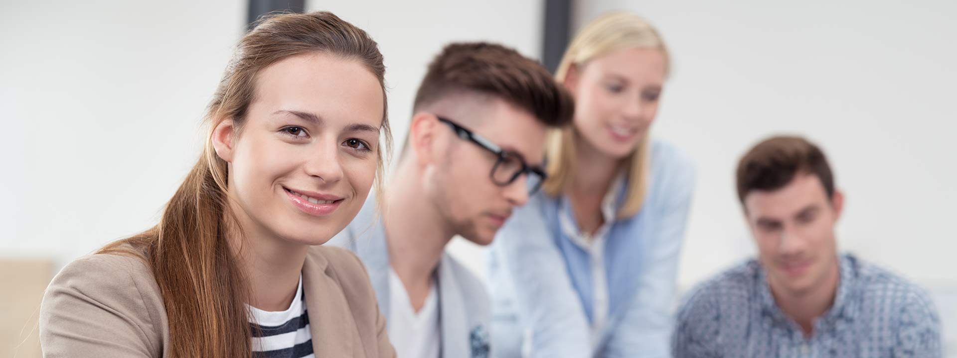 Auf dem Bild sind zwei junge Frauen nd zwei junge Männer zu sehen