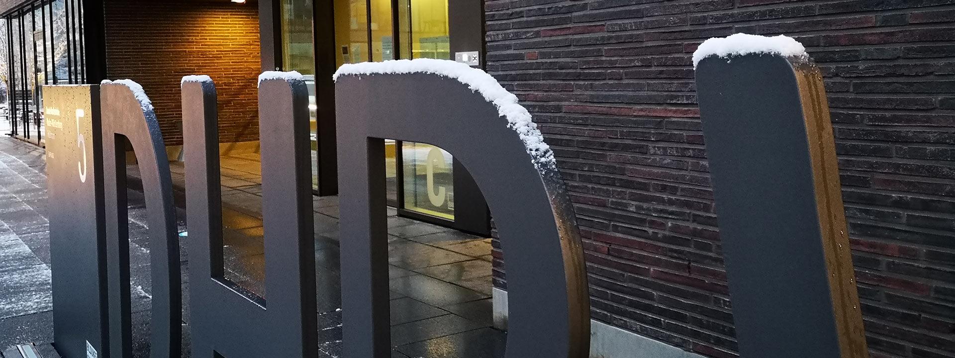 Das Foto zeigt den mit Schnee überdeckten DHBW Schriftzug auf dem Bildungscampus Heilbronn.