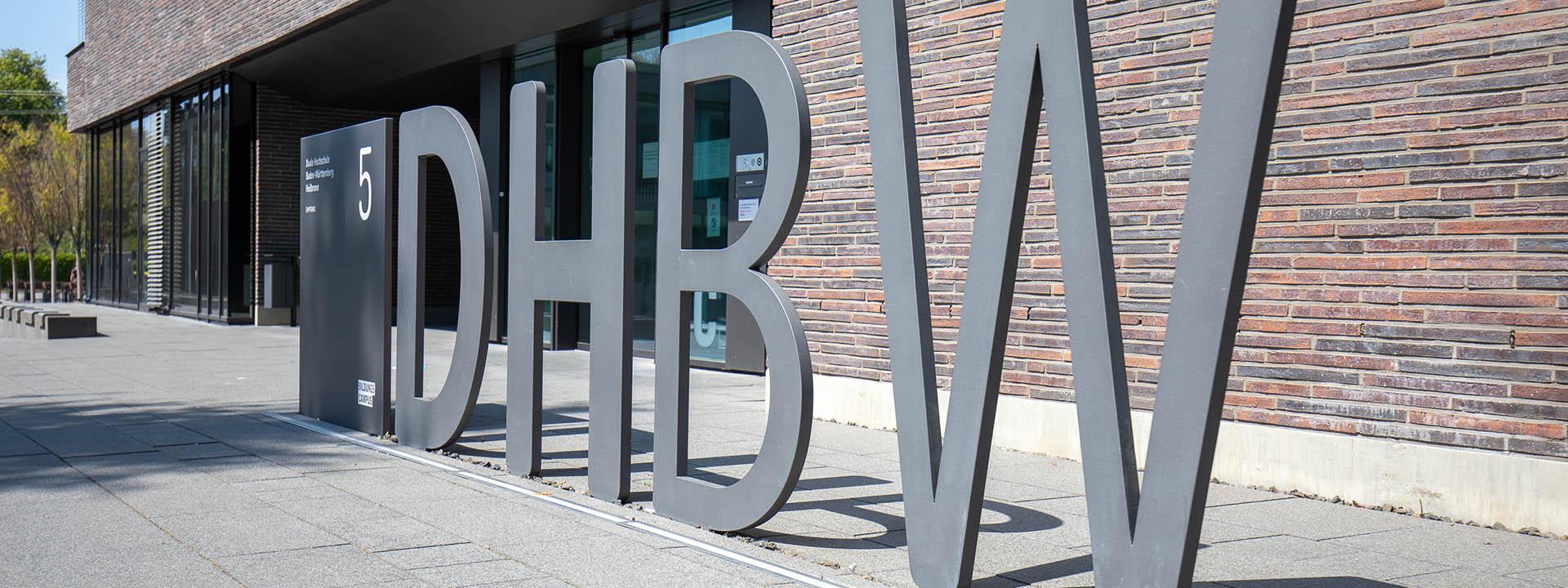Auf dem Foto ist der DHBW Schriftzug auf dem Bildungscampus Heilbronn zu sehen.