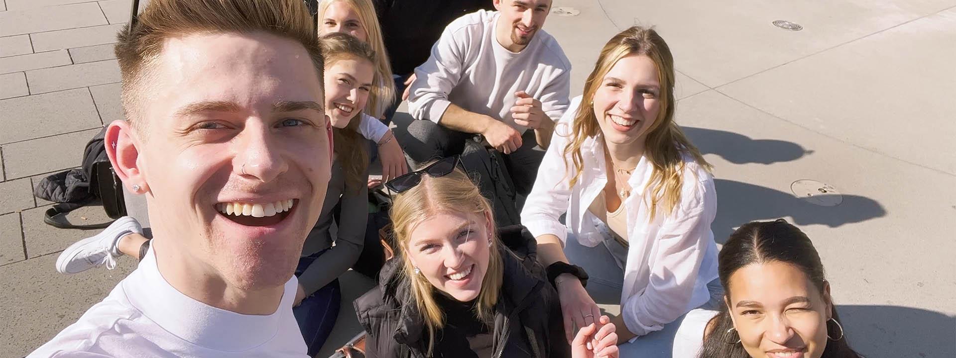 Auf dem Foto ist eine Gruppe von Studierenden zu sehen.